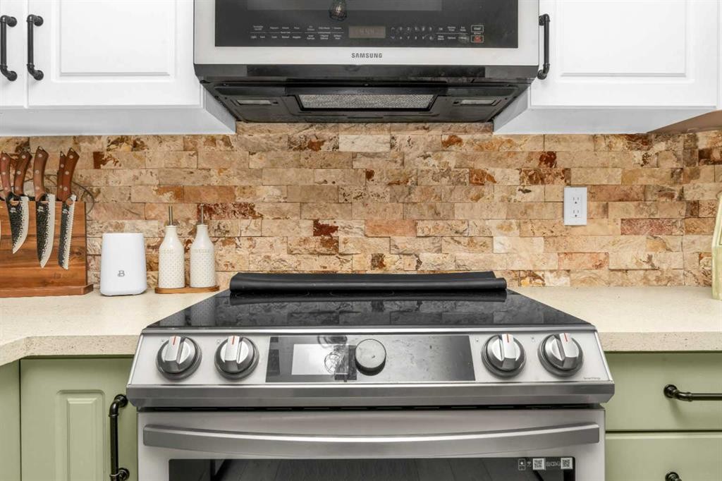 32 Legend Court, Sylvan Lake, AB - Indoor Photo Showing Kitchen