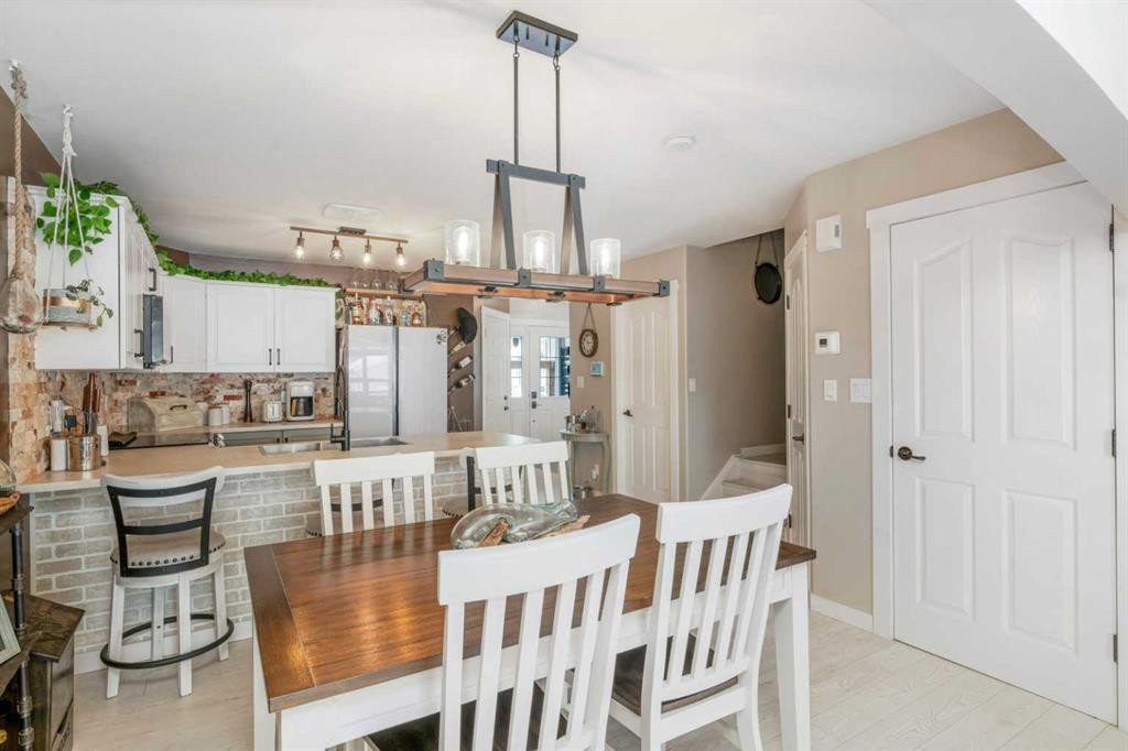 32 Legend Court, Sylvan Lake, AB - Indoor Photo Showing Dining Room