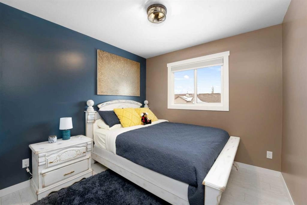 32 Legend Court, Sylvan Lake, AB - Indoor Photo Showing Bedroom