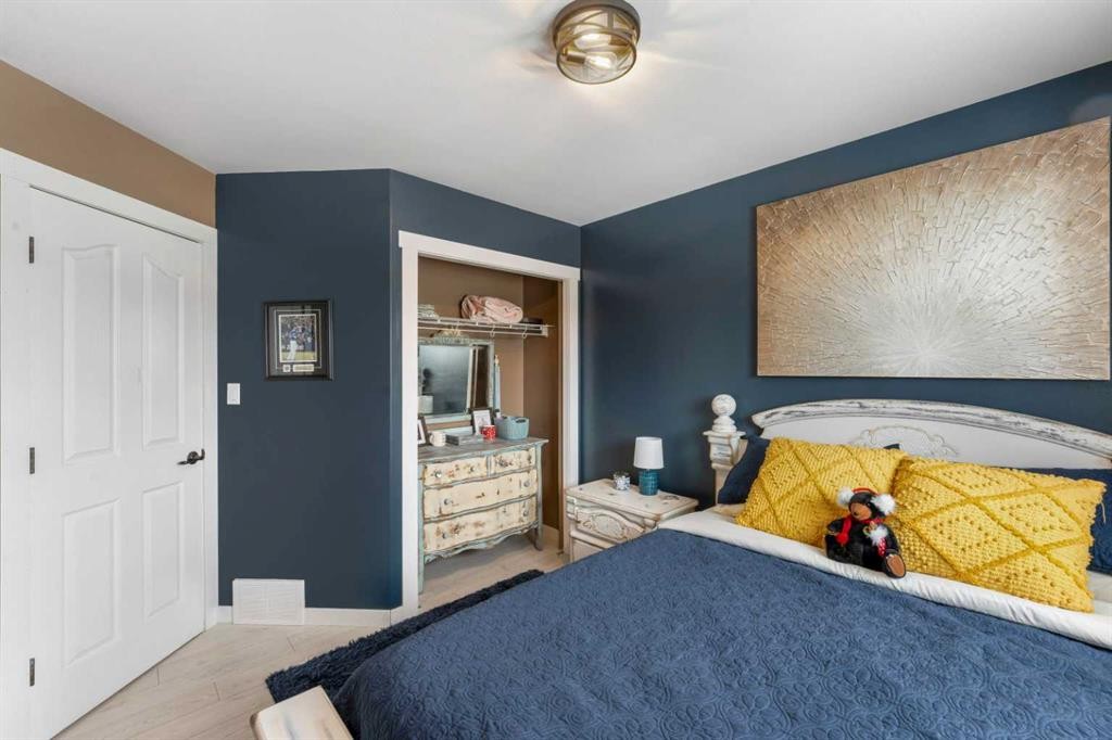 32 Legend Court, Sylvan Lake, AB - Indoor Photo Showing Bedroom