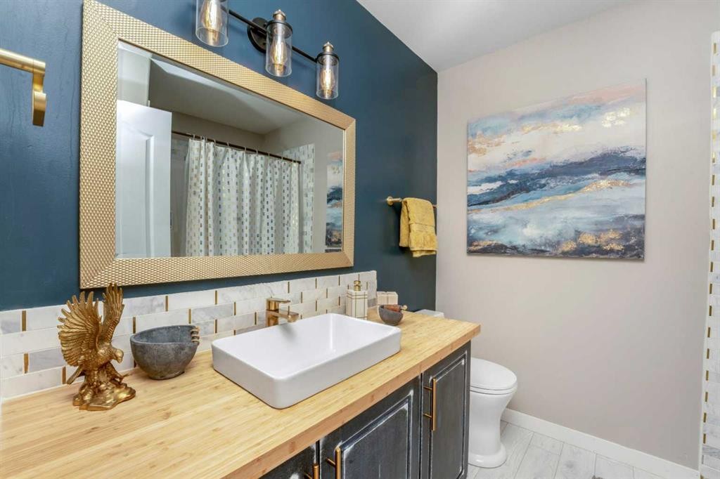 32 Legend Court, Sylvan Lake, AB - Indoor Photo Showing Bathroom