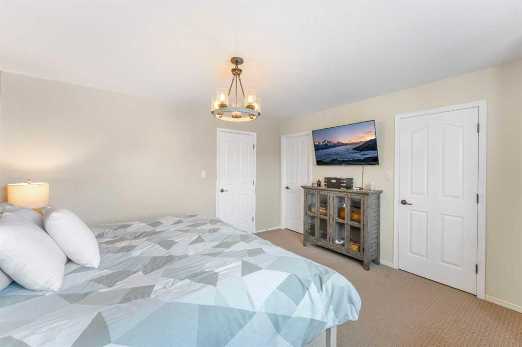 32 Legend Court, Sylvan Lake, AB - Indoor Photo Showing Bedroom