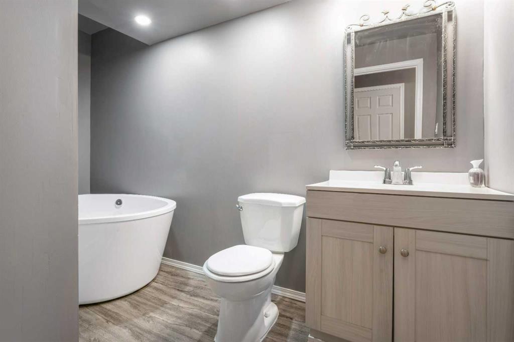 32 Legend Court, Sylvan Lake, AB - Indoor Photo Showing Bathroom