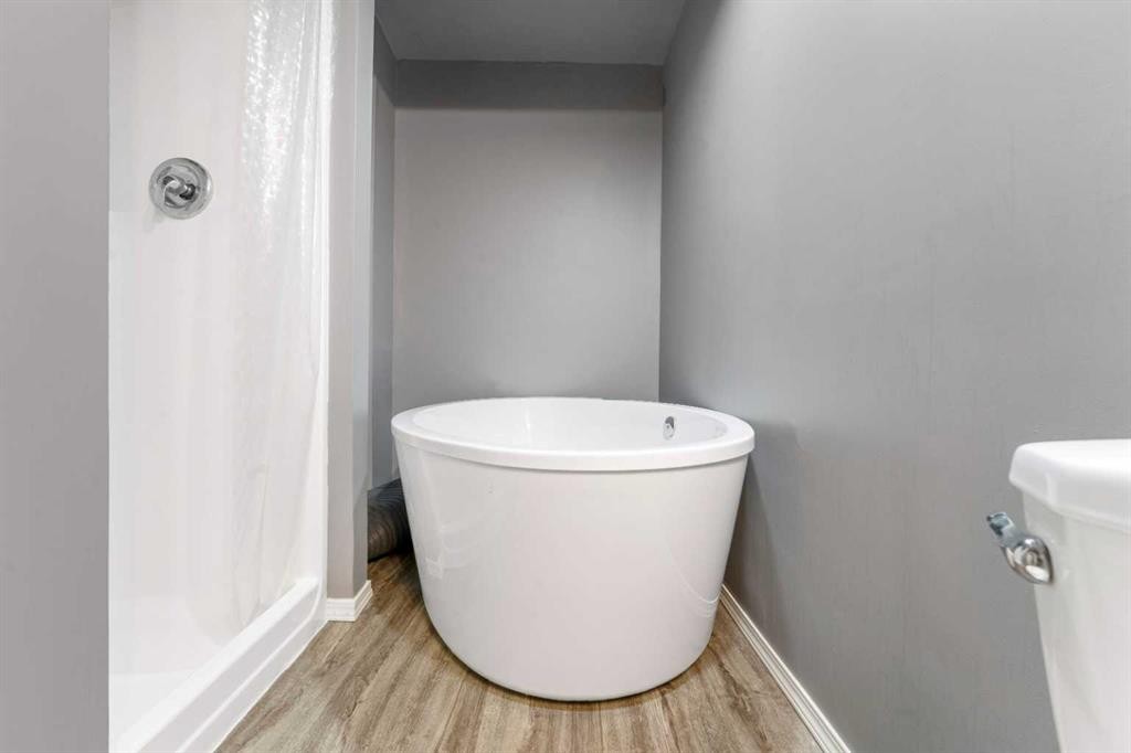 32 Legend Court, Sylvan Lake, AB - Indoor Photo Showing Bathroom