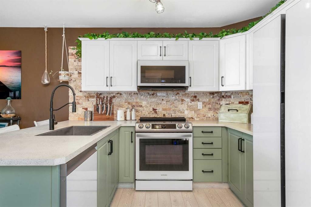 32 Legend Court, Sylvan Lake, AB - Indoor Photo Showing Kitchen