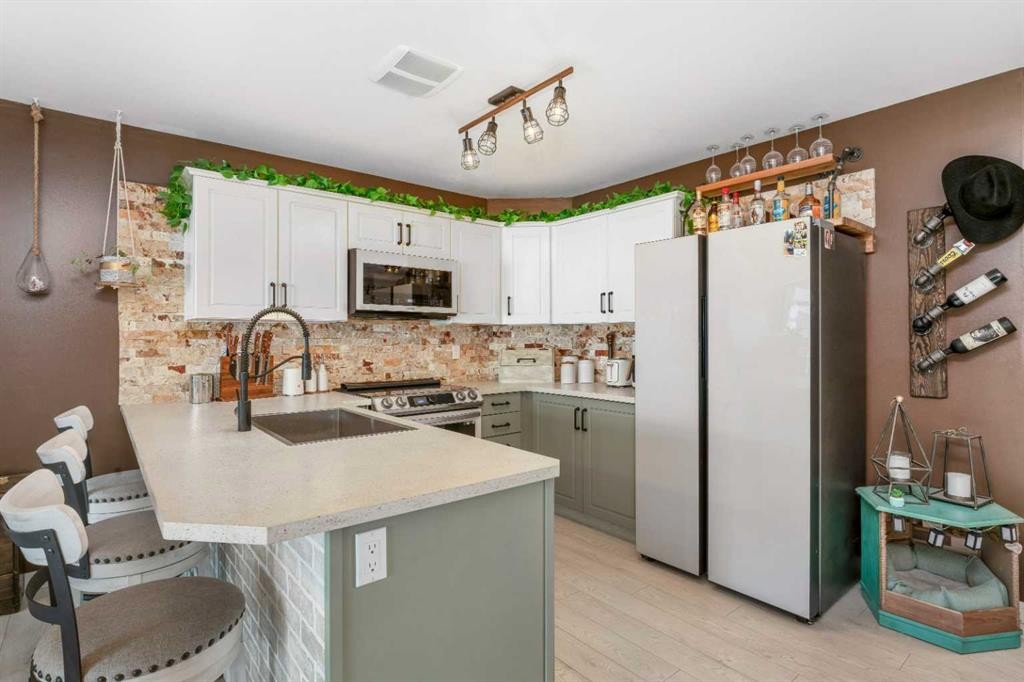 32 Legend Court, Sylvan Lake, AB - Indoor Photo Showing Kitchen With Upgraded Kitchen