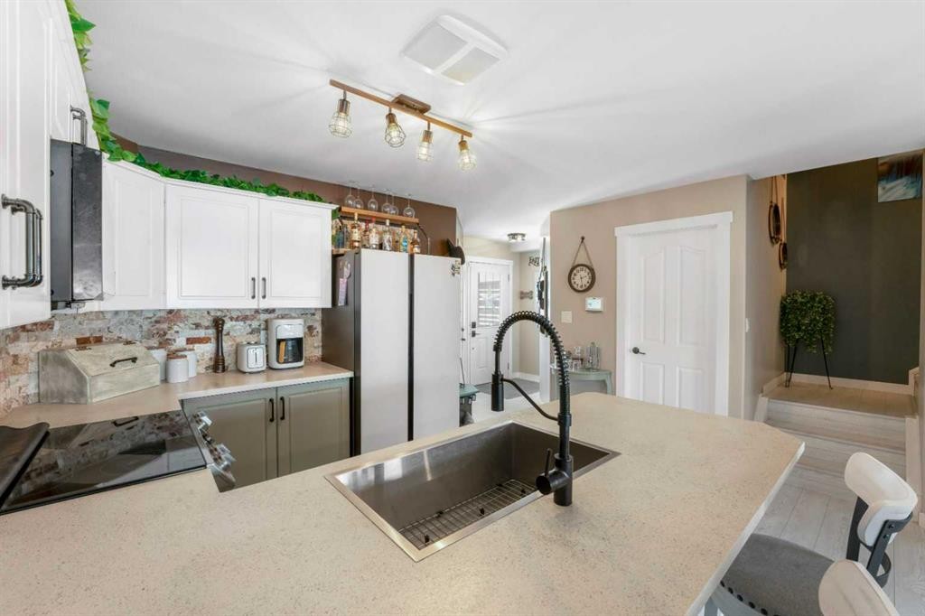 32 Legend Court, Sylvan Lake, AB - Indoor Photo Showing Kitchen
