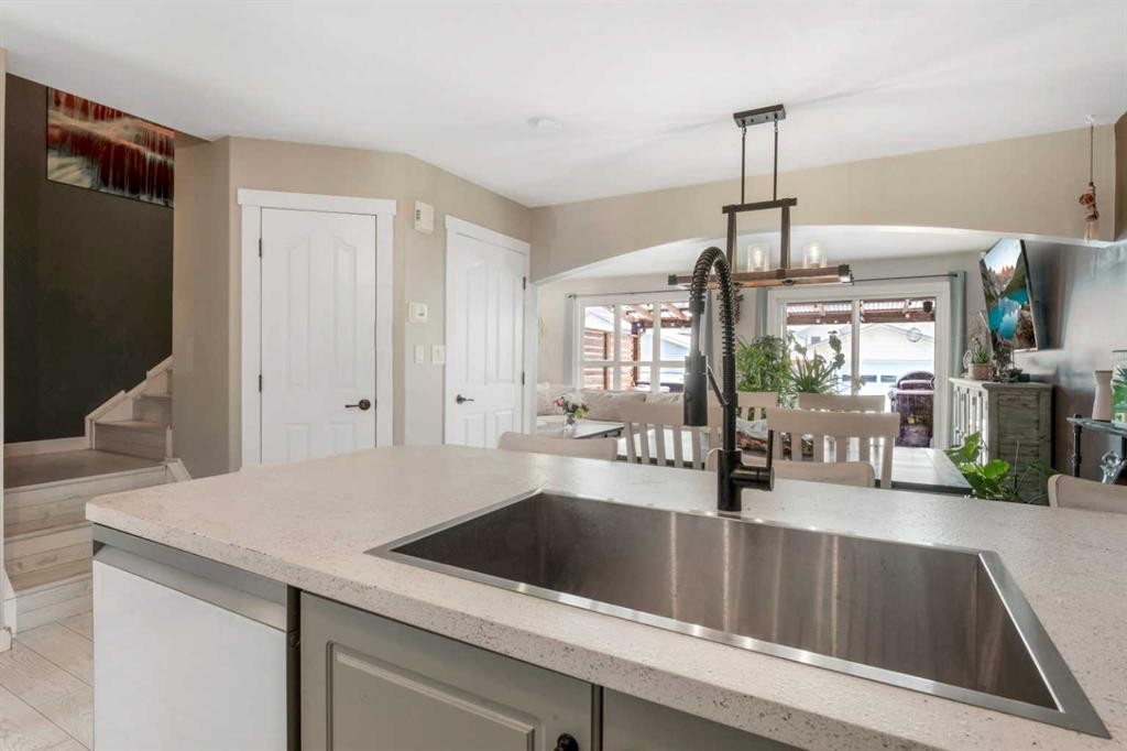 32 Legend Court, Sylvan Lake, AB - Indoor Photo Showing Kitchen