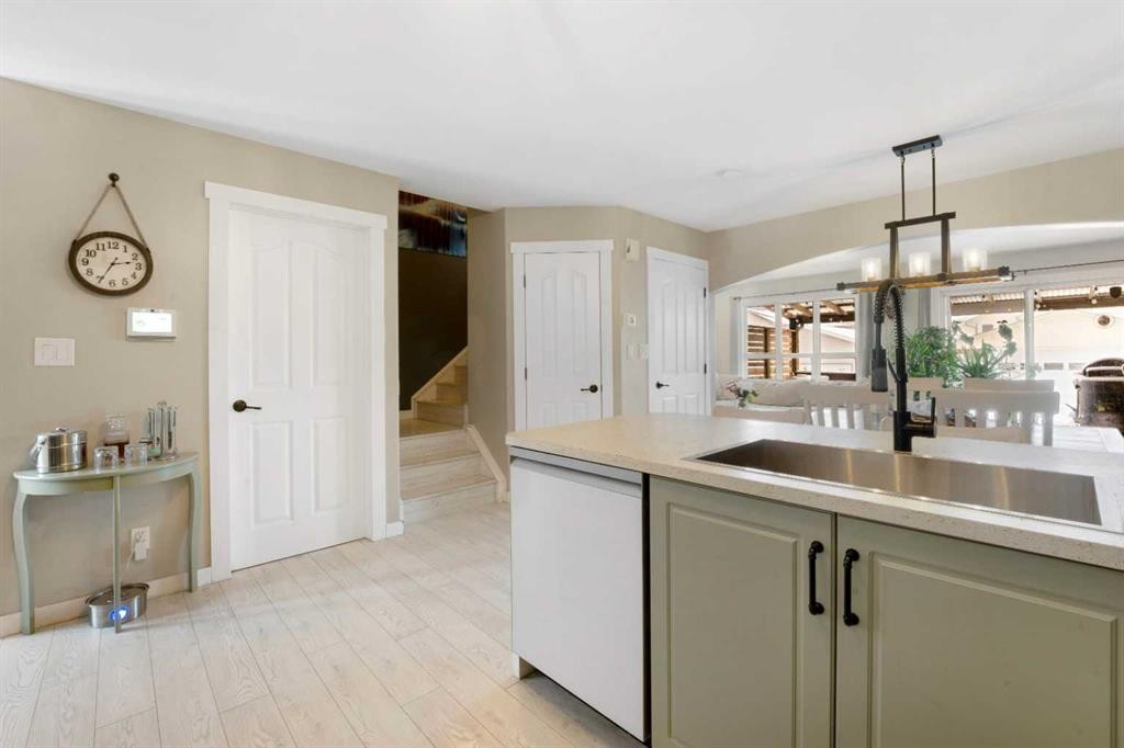 32 Legend Court, Sylvan Lake, AB - Indoor Photo Showing Kitchen