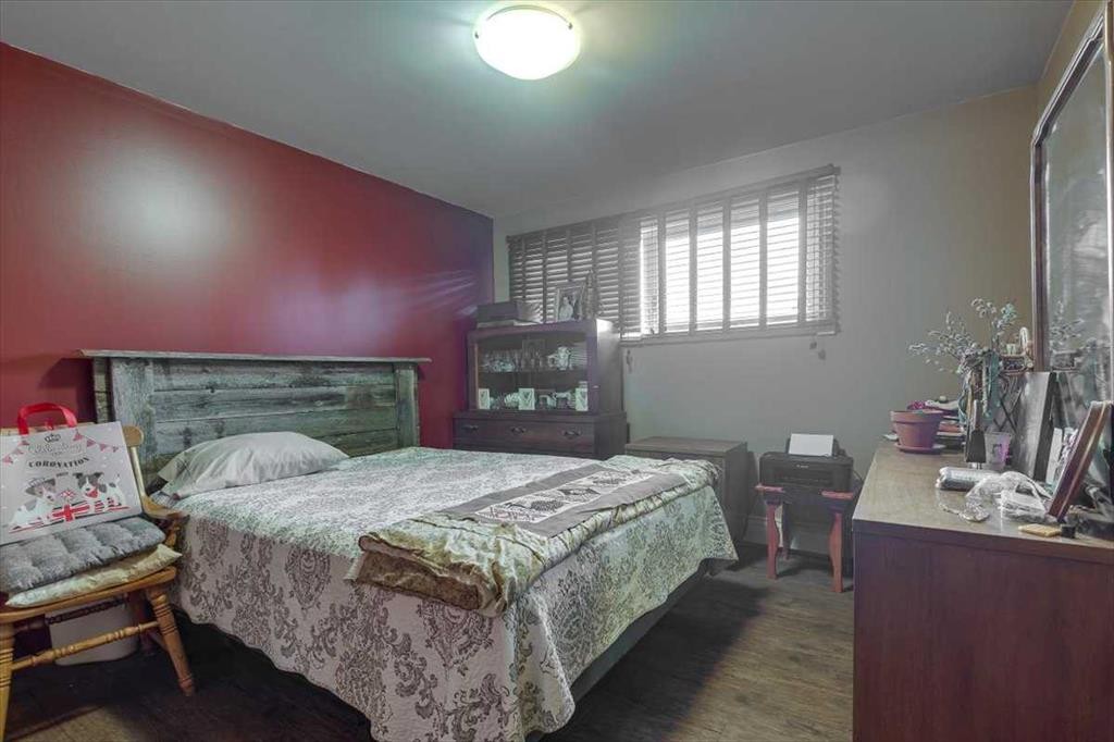 334078 Range Road 241, Rural Kneehill County, AB - Indoor Photo Showing Bedroom