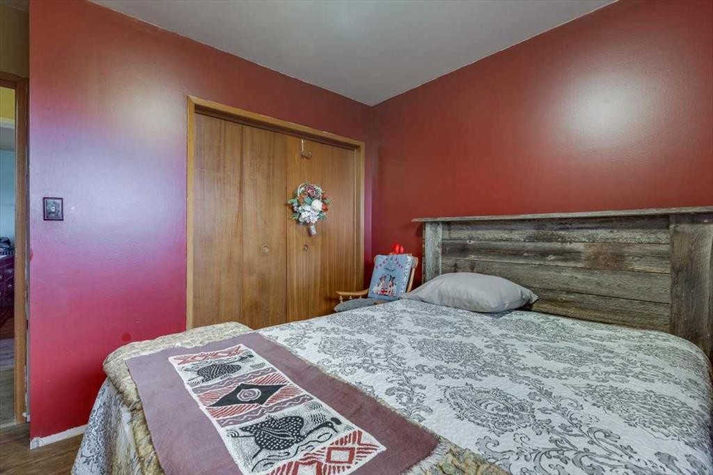 334078 Range Road 241, Rural Kneehill County, AB - Indoor Photo Showing Bedroom