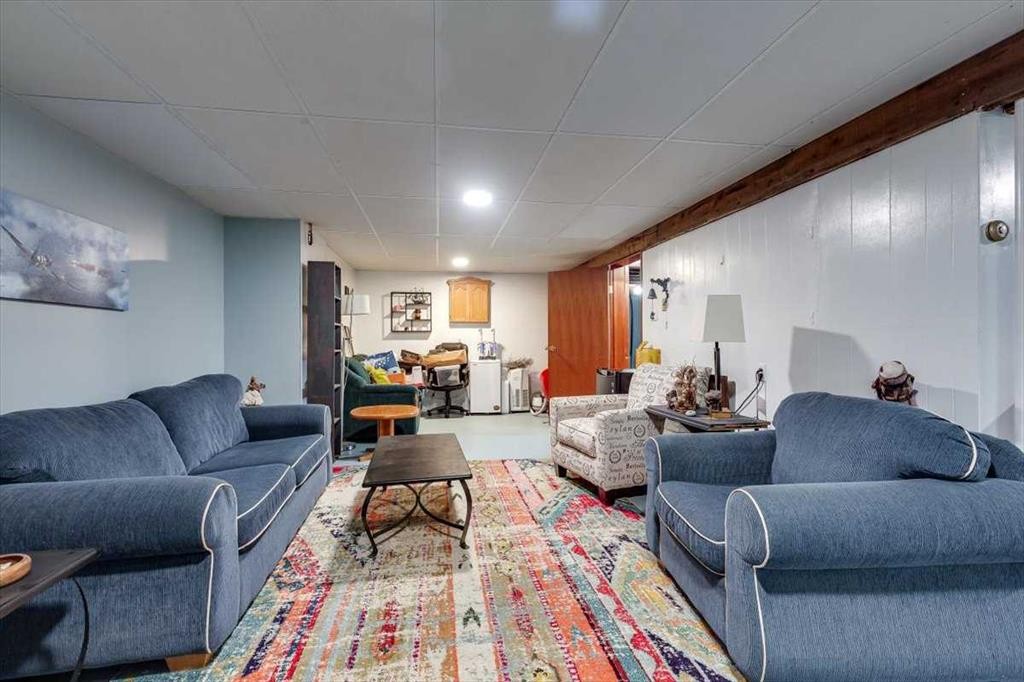 334078 Range Road 241, Rural Kneehill County, AB - Indoor Photo Showing Living Room