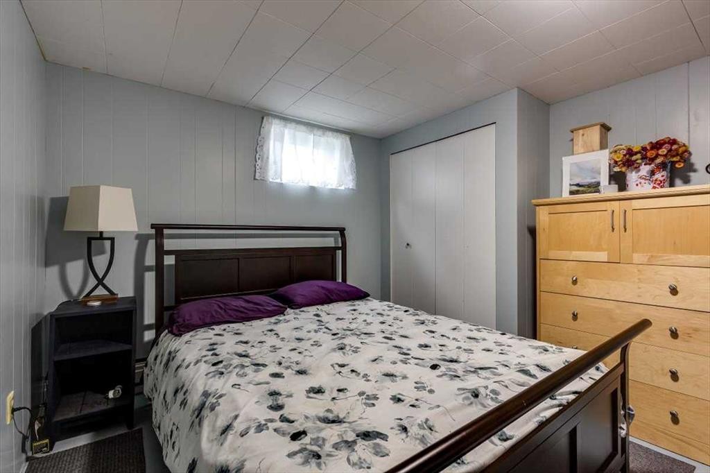 334078 Range Road 241, Rural Kneehill County, AB - Indoor Photo Showing Bedroom