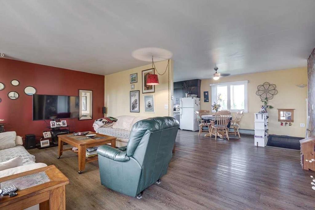 334078 Range Road 241, Rural Kneehill County, AB - Indoor Photo Showing Living Room