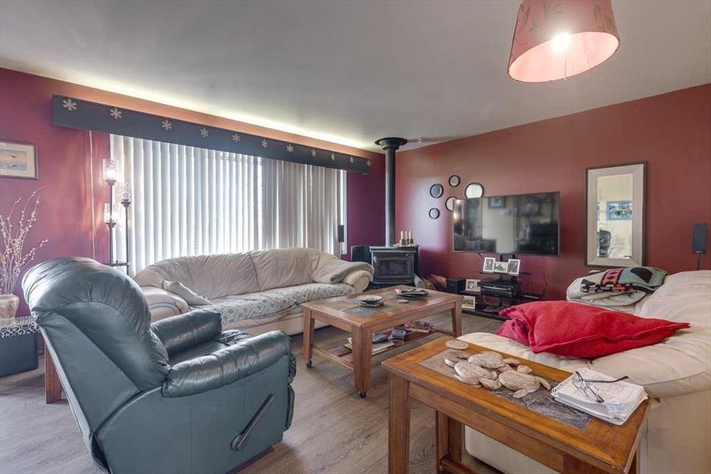 334078 Range Road 241, Rural Kneehill County, AB - Indoor Photo Showing Living Room