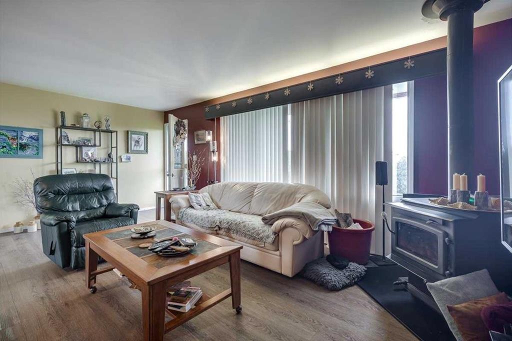334078 Range Road 241, Rural Kneehill County, AB - Indoor Photo Showing Living Room