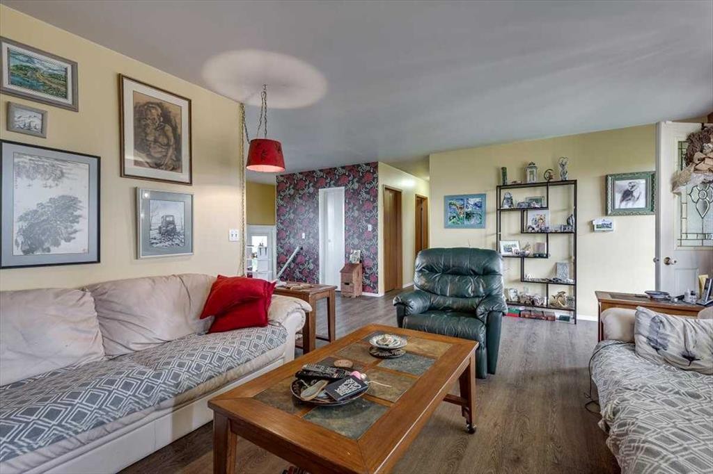 334078 Range Road 241, Rural Kneehill County, AB - Indoor Photo Showing Living Room