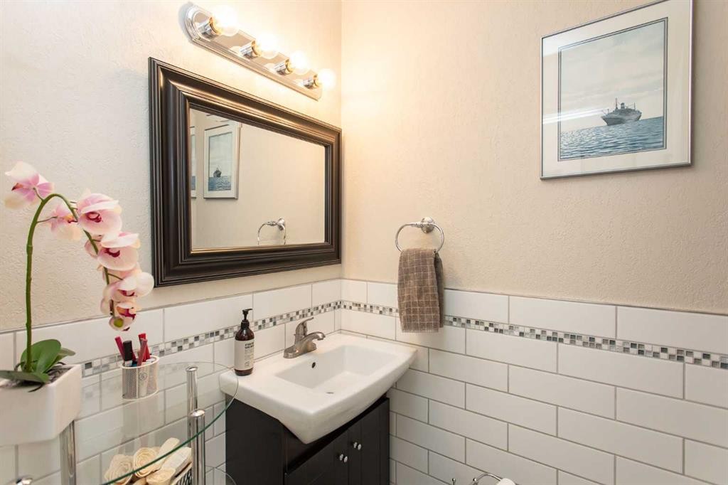 18 Mclevin Crescent, Red Deer, AB - Indoor Photo Showing Bathroom