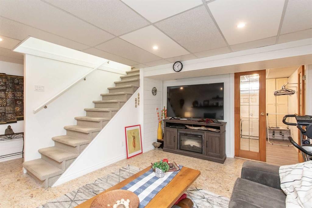 18 Mclevin Crescent, Red Deer, AB - Indoor Photo Showing Living Room
