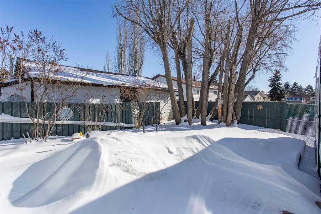 18 Mclevin Crescent, Red Deer, AB - Outdoor