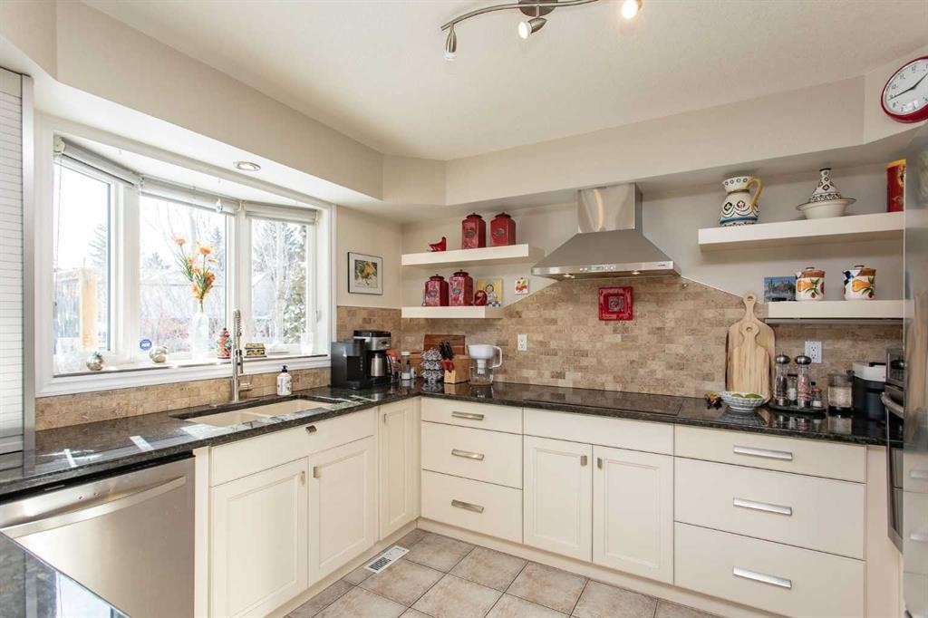 18 Mclevin Crescent, Red Deer, AB - Indoor Photo Showing Kitchen