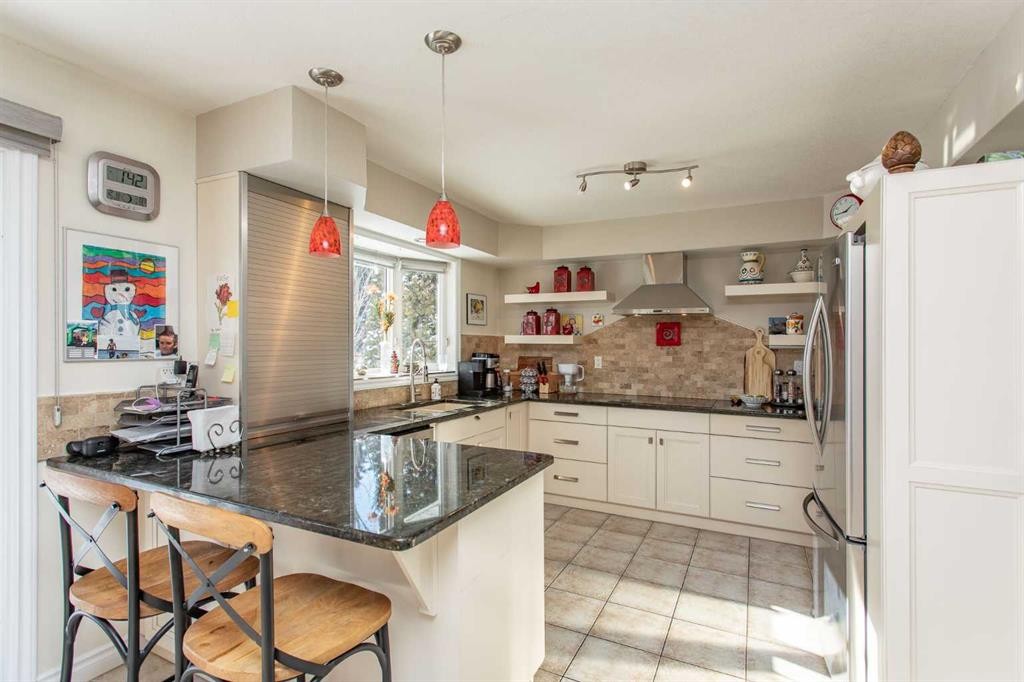 18 Mclevin Crescent, Red Deer, AB - Indoor Photo Showing Kitchen
