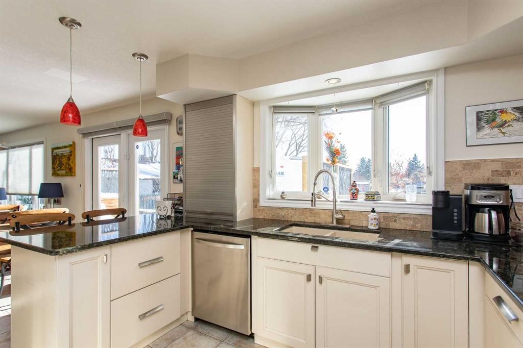 18 Mclevin Crescent, Red Deer, AB - Indoor Photo Showing Kitchen With Upgraded Kitchen