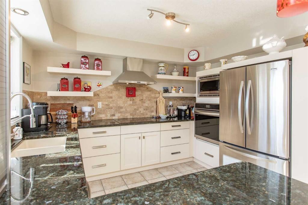 18 Mclevin Crescent, Red Deer, AB - Indoor Photo Showing Kitchen