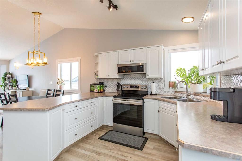 14 Silver Drive, Blackfalds, AB - Indoor Photo Showing Kitchen With Stainless Steel Kitchen With Double Sink
