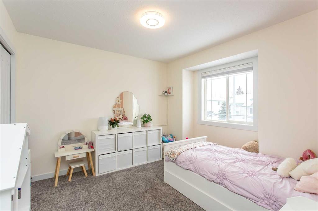 14 Silver Drive, Blackfalds, AB - Indoor Photo Showing Bedroom