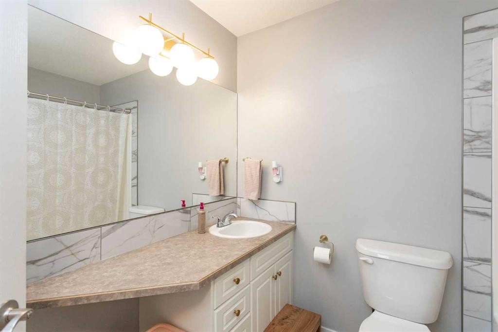 14 Silver Drive, Blackfalds, AB - Indoor Photo Showing Bathroom