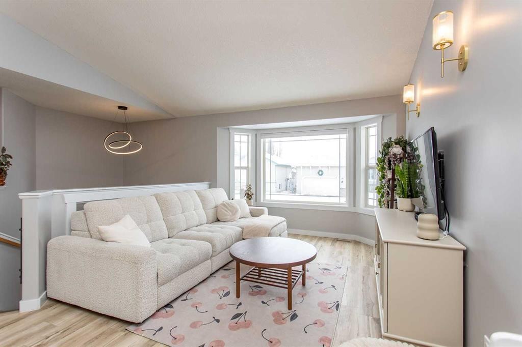 14 Silver Drive, Blackfalds, AB - Indoor Photo Showing Living Room