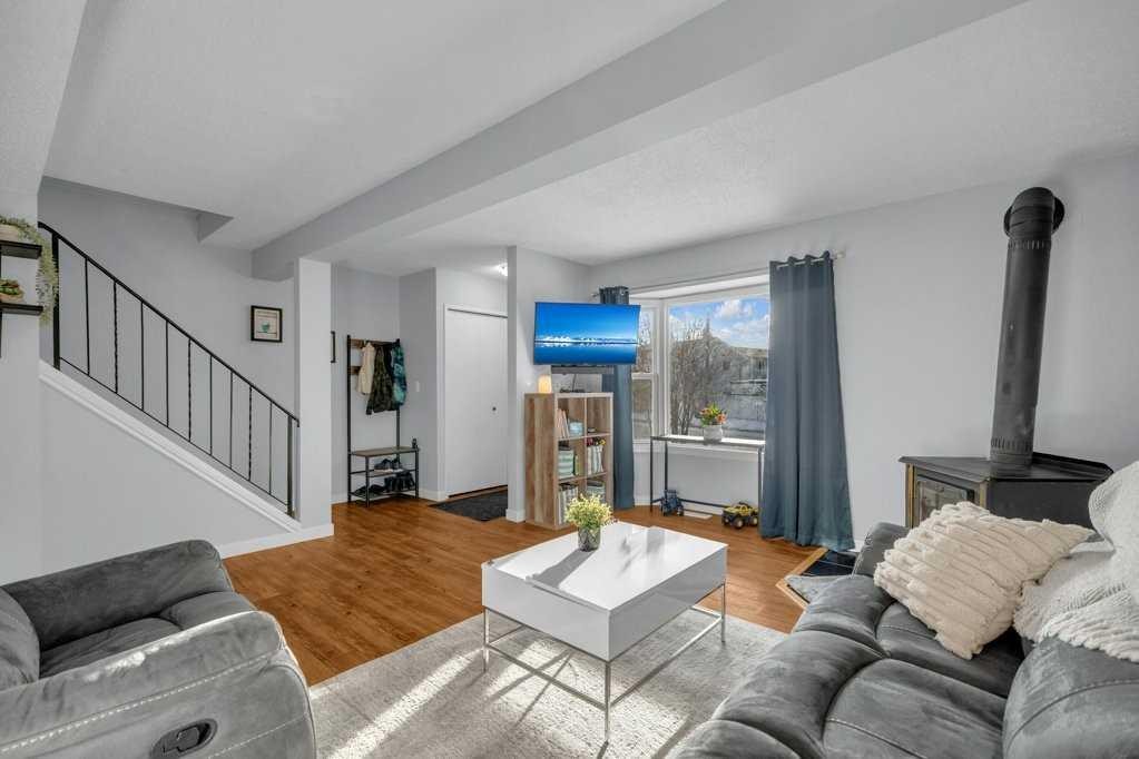 5 Erickson Drive, Red Deer, AB - Indoor Photo Showing Living Room