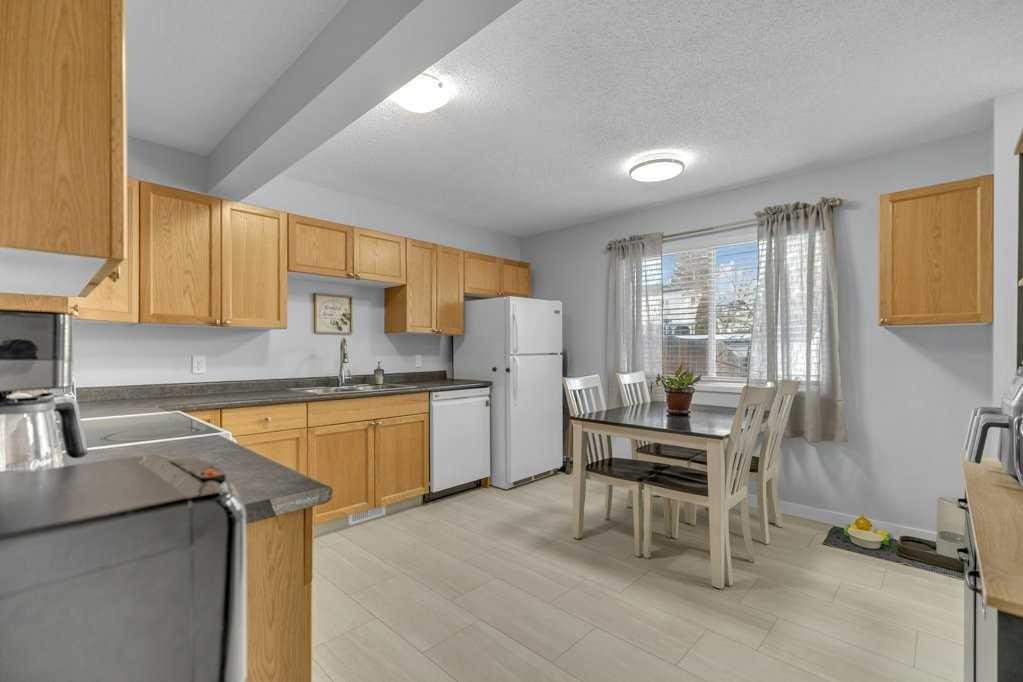 5 Erickson Drive, Red Deer, AB - Indoor Photo Showing Kitchen