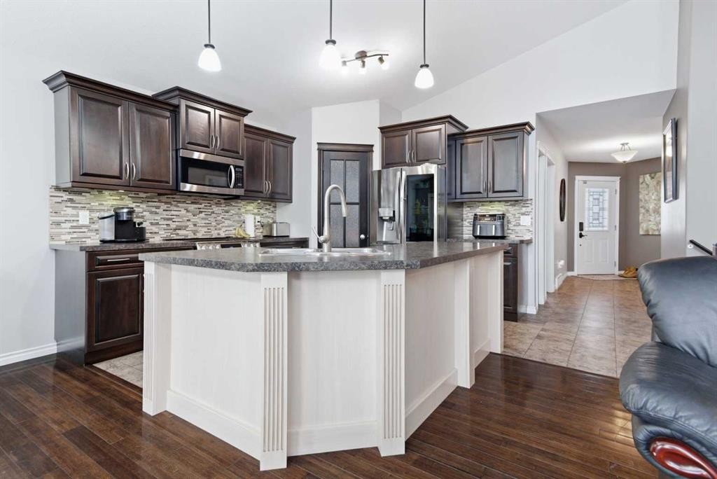69 Turner Crescent, Red Deer, AB - Indoor Photo Showing Kitchen With Upgraded Kitchen