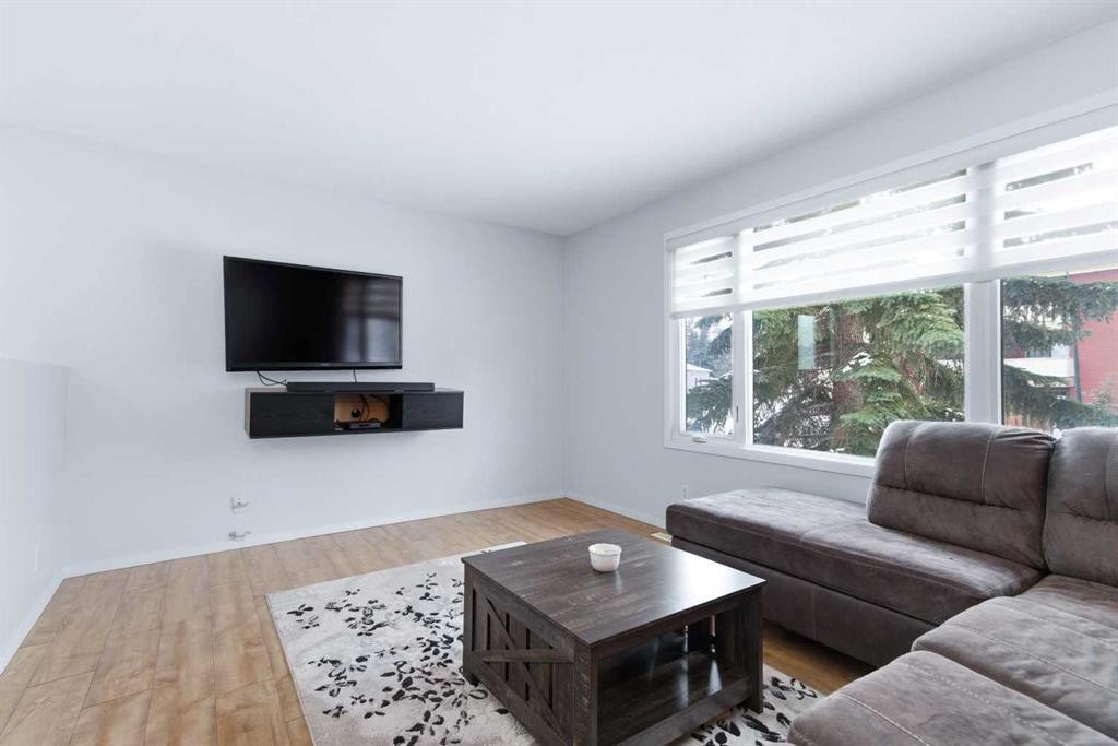 50 Greenham Drive, Red Deer, AB - Indoor Photo Showing Living Room