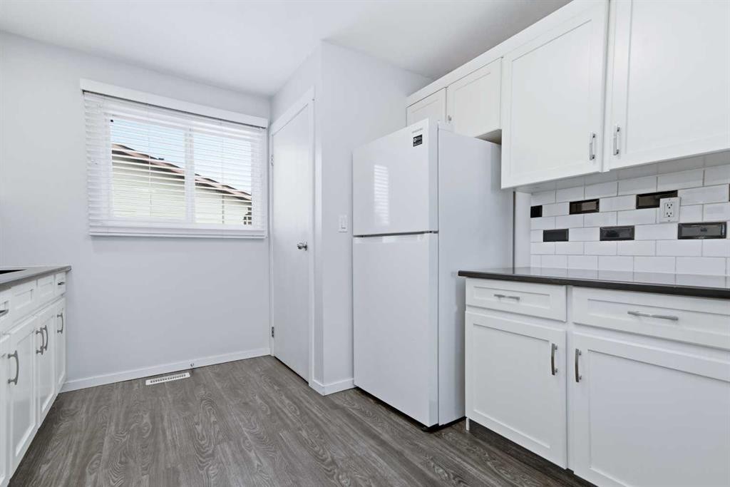 50 Greenham Drive, Red Deer, AB - Indoor Photo Showing Kitchen