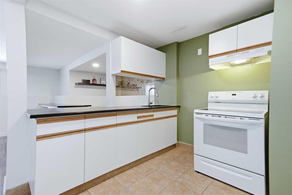 50 Greenham Drive, Red Deer, AB - Indoor Photo Showing Kitchen