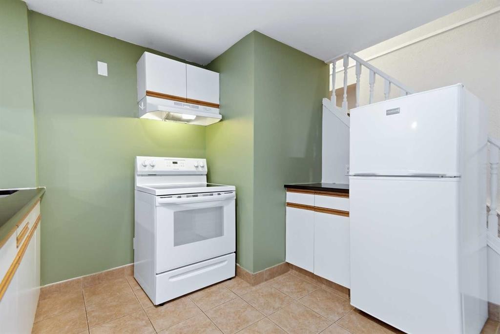 50 Greenham Drive, Red Deer, AB - Indoor Photo Showing Kitchen