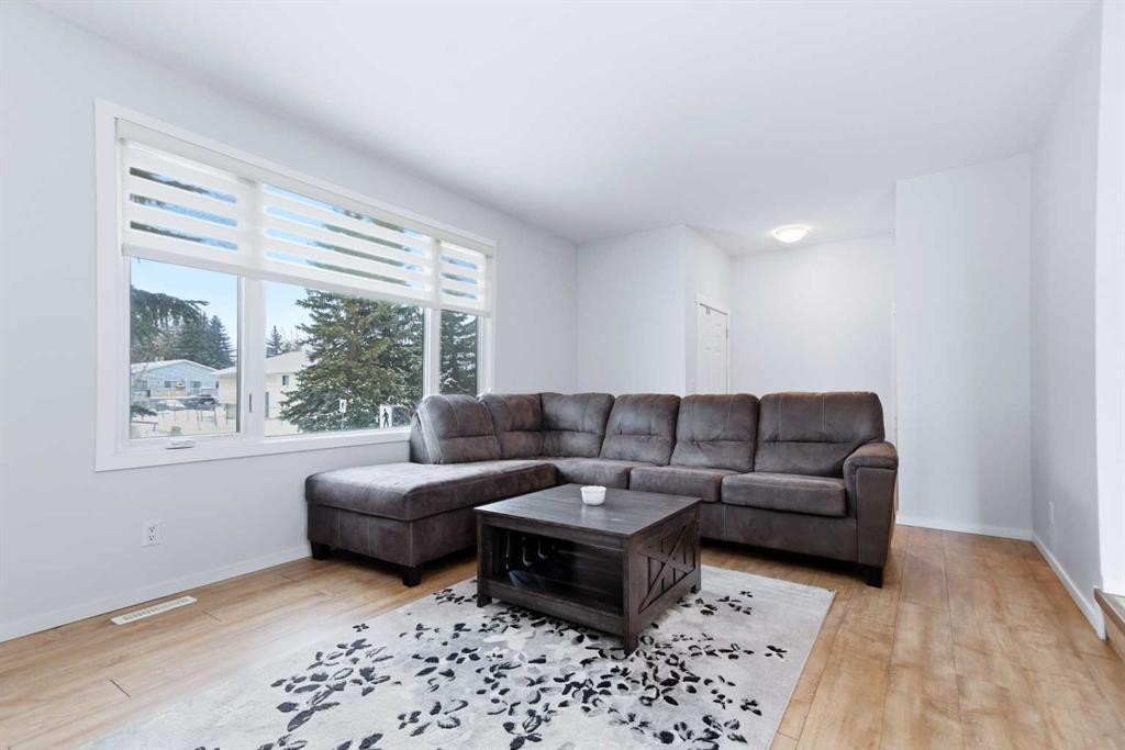 50 Greenham Drive, Red Deer, AB - Indoor Photo Showing Living Room