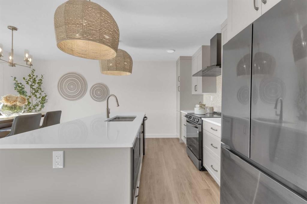 107 Hampton Crescent, Sylvan Lake, AB - Indoor Photo Showing Kitchen With Double Sink With Upgraded Kitchen