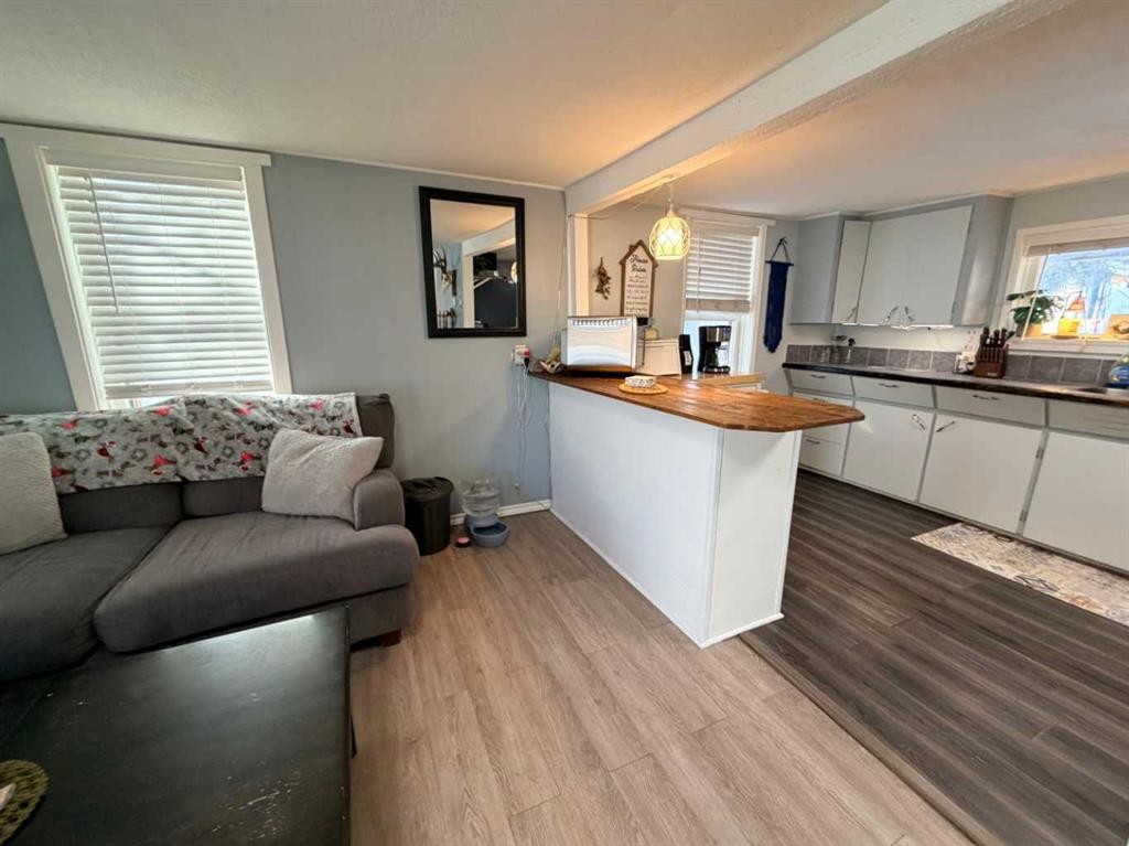 130 2 Avenue, Leslieville, AB - Indoor