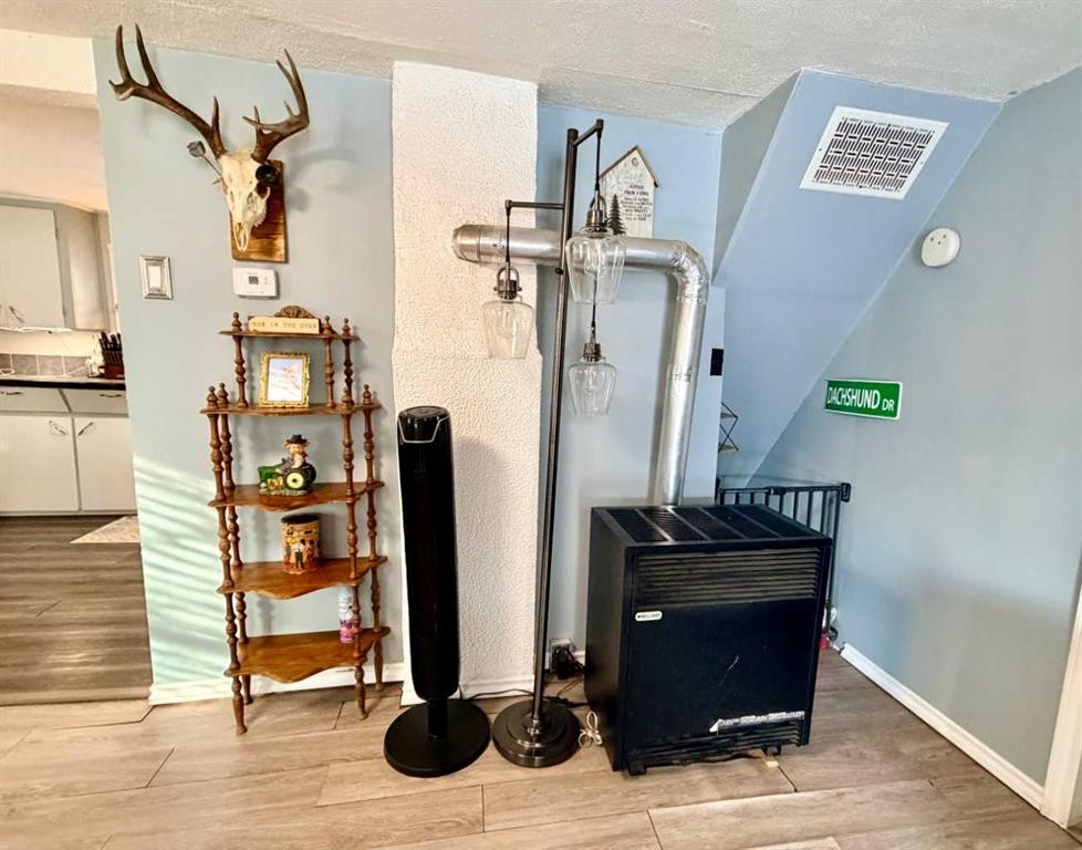 130 2 Avenue, Leslieville, AB - Indoor