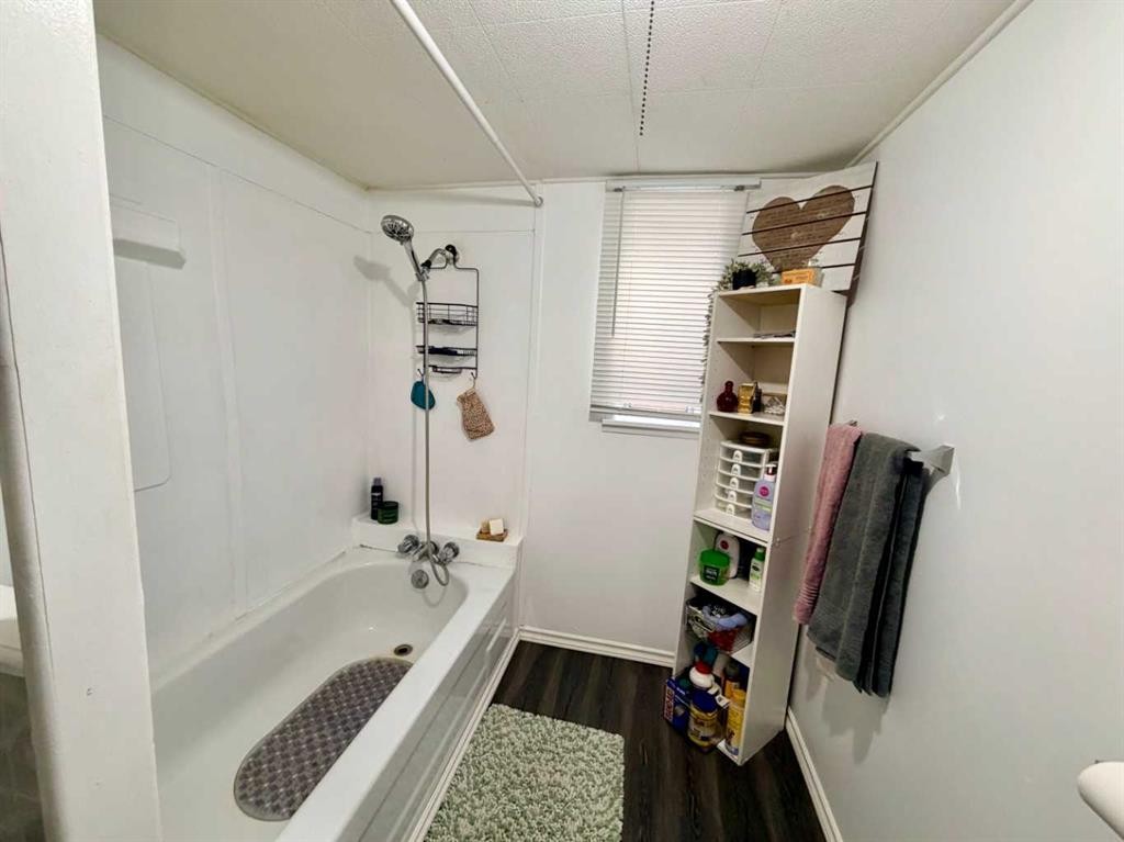 130 2 Avenue, Leslieville, AB - Indoor Photo Showing Bathroom