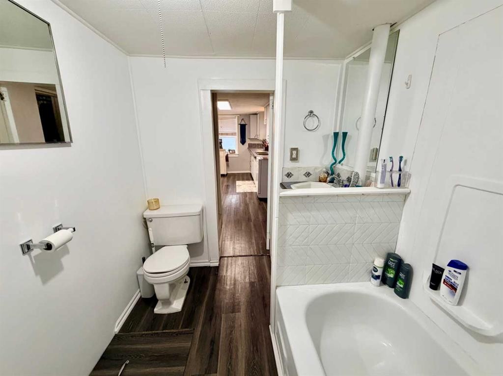 130 2 Avenue, Leslieville, AB - Indoor Photo Showing Bathroom