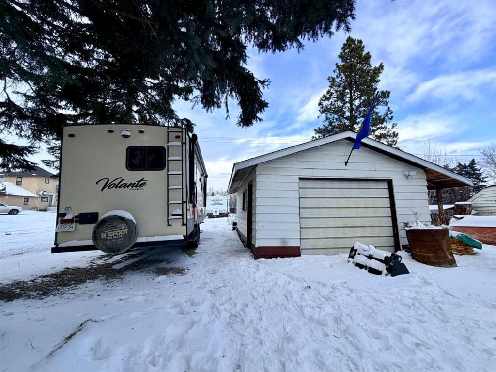 130 2 Avenue, Leslieville, AB - Outdoor