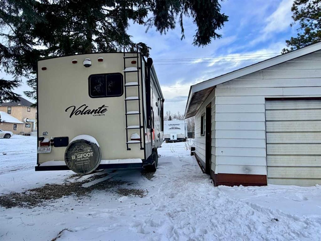 130 2 Avenue, Leslieville, AB - Outdoor