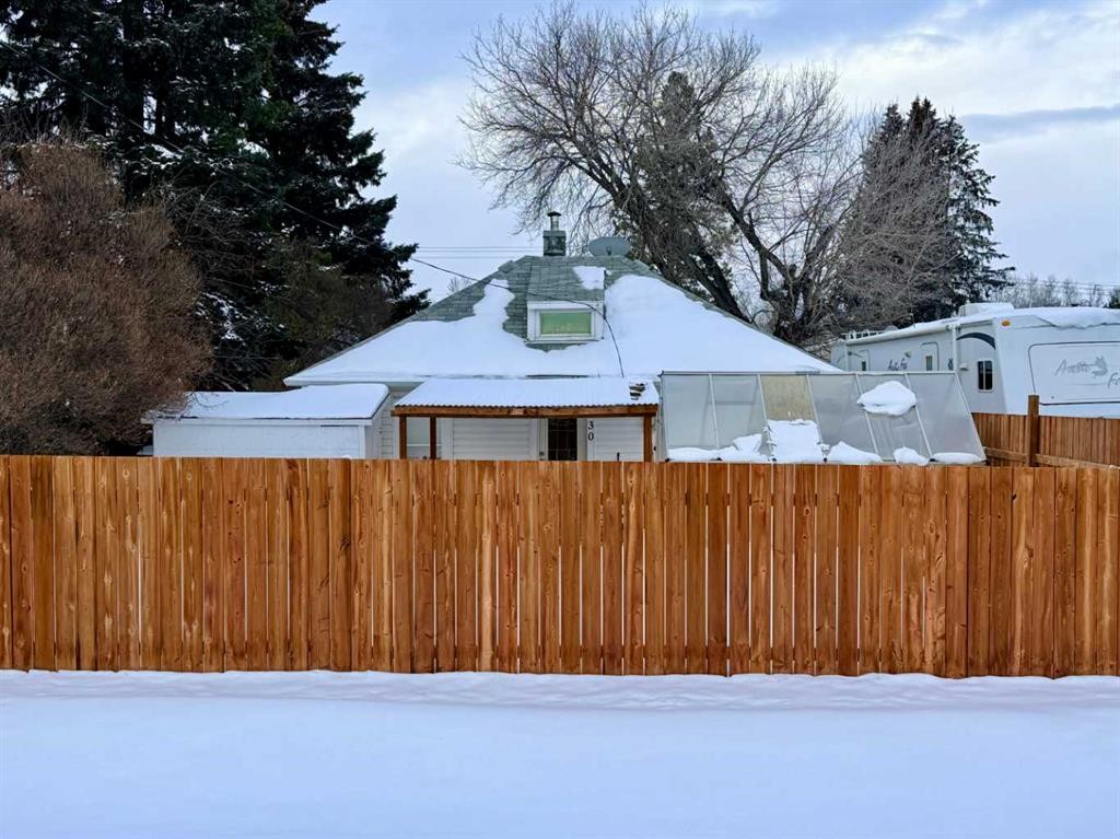 130 2 Avenue, Leslieville, AB - Outdoor