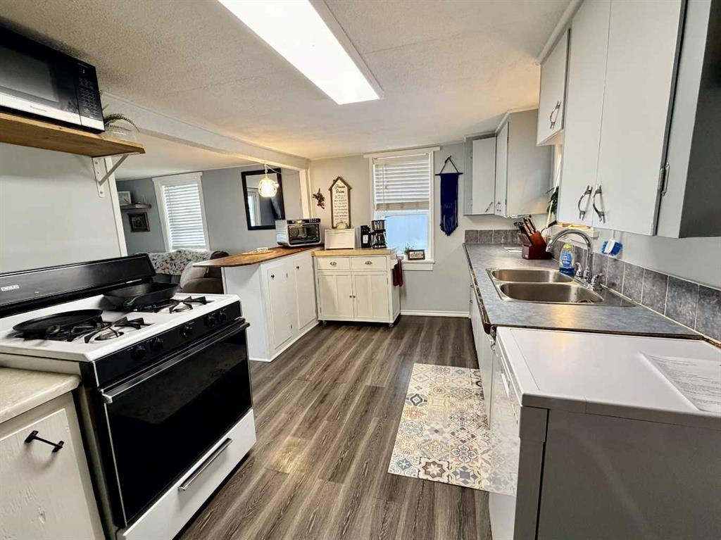 130 2 Avenue, Leslieville, AB - Indoor Photo Showing Kitchen With Double Sink