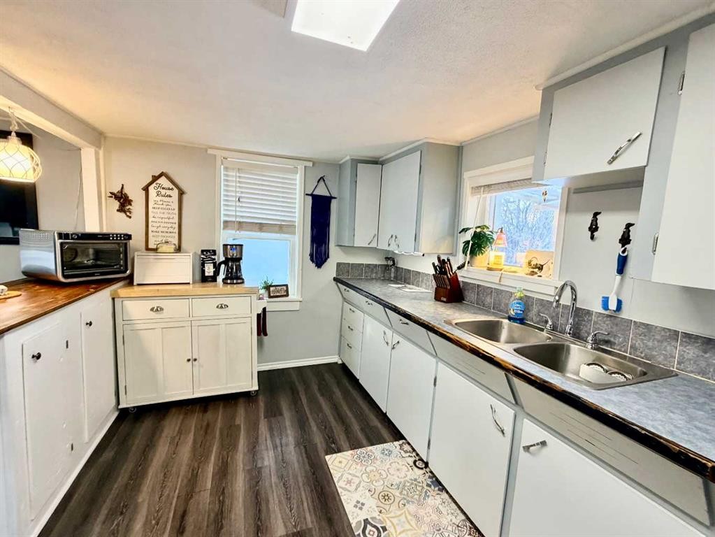 130 2 Avenue, Leslieville, AB - Indoor Photo Showing Kitchen With Double Sink
